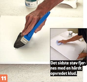 Male køkkenlåger: Hver gang du har slebet, børstes det fine slibestøv af fladerne. Male køkkenlåger: Hver gang du har slebet, børstes det fine slibestøv af fladerne.